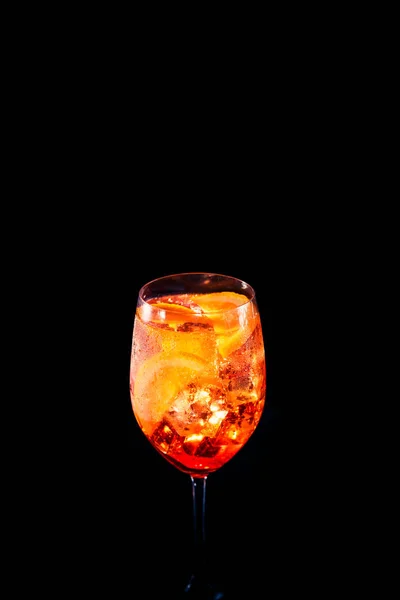 Elegante coquetel de spritz de aperol alcoólico com fatia de laranja no fundo preto. Lugar para o seu texto — Fotografia de Stock