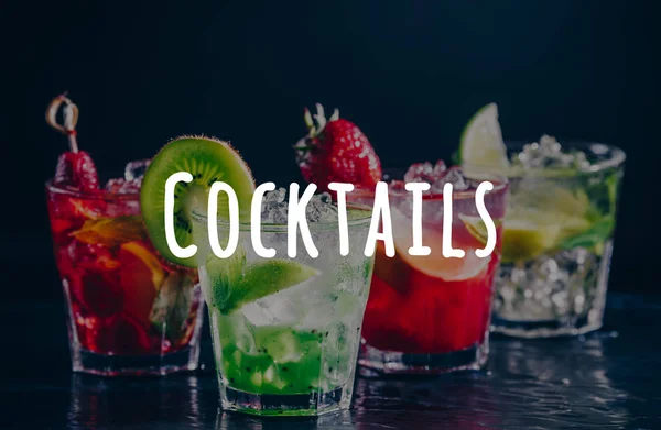 Quattro cocktail alcolici colorati e gustosi di fila allo stand del bar. Formulazione cocktail — Foto Stock