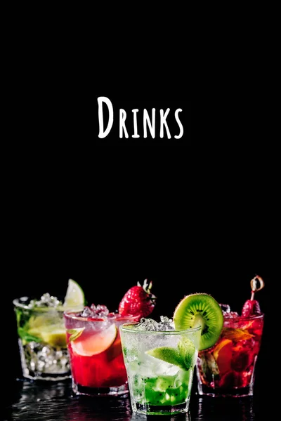Cuatro coloridos y sabrosos cócteles alcohólicos seguidos en el stand del bar. Enunciado de bebidas —  Fotos de Stock