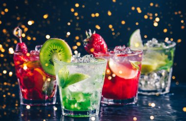 Bar standında üst üste dört renkli lezzetli alkollü kokteyller ... Şenlikli tatil bokeh