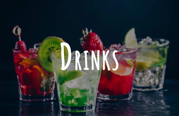 Čtyři barevné chutné alkoholické koktejly v řadě na baru. Formulace nápojů — Stock fotografie