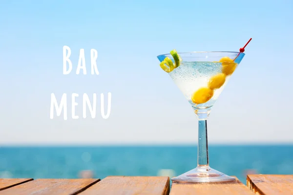 Glas Martini Bianco vid träbryggan. Begreppet sommarlov. Populär cocktail vid havet.. Barmeny formulering — Stockfoto