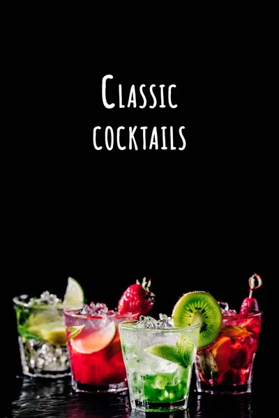 Quattro gustosi cocktail alcolici colorati di fila allo stand del bar.. Cocktail classici formulazione — Foto Stock