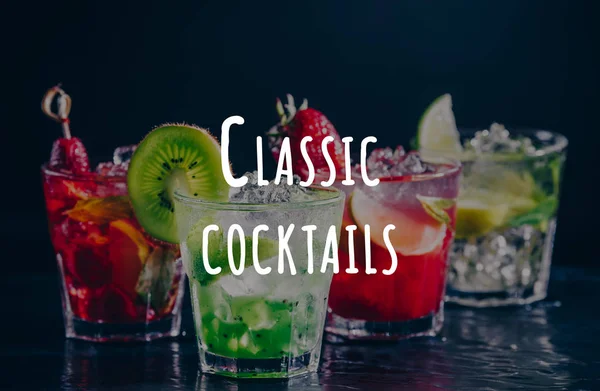 Quattro gustosi cocktail alcolici colorati di fila allo stand del bar.. Cocktail classici formulazione — Foto Stock