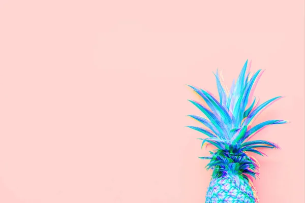 Ananas tonique à la goutte solide de corail dans la technique de pépin — Photo