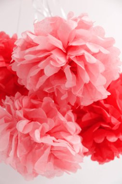 Kız bebek partisinde kağıt çiçekler. Tatil, parti, kutlama konsepti