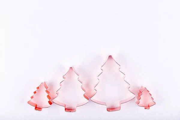 Flatlay with family of holiday tree copper cookie cutters on white sparkling background. Holiday, Christmas and New Year concept. Cozy homey details — Φωτογραφία Αρχείου