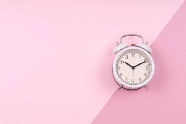 Tatlı beyaz retro saat pastel pembe duotone damla üzerinde