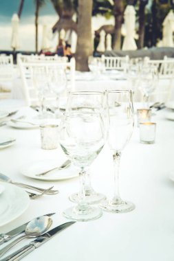 Açık hava kutlaması için gözlüklü şenlikli servis.