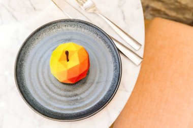 Moda kafenin beyaz mermer masasında yaratıcı fütüristik pasta