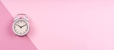 Tatlı beyaz retro saat pastel pembe duotone damla üzerinde