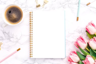 Şenlikli pembe laleler ve beyaz mermer arka planda kahve. Çevrimiçi ve uzaktan çalışma ve öğrenme, ev ofisi ve kariyer konsepti. Boşluğu kopyala