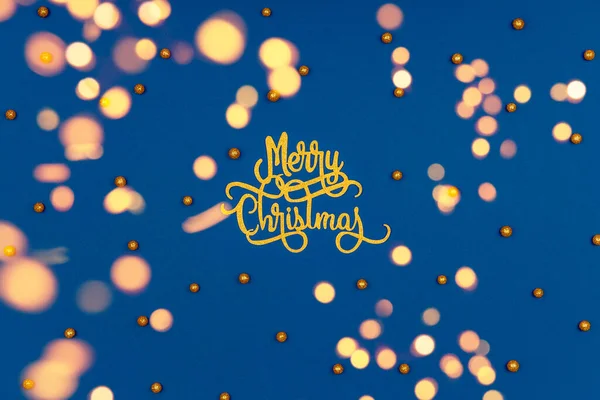 Minta arany Boldog Karácsonyi megfogalmazást és ünnep kerek szórt klasszikus kék ünnepi meleg bokeh — Stock Fotó