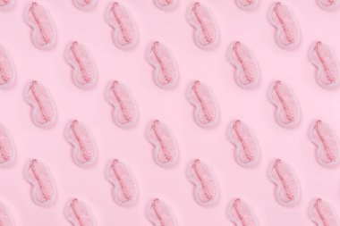 Pembe damlalar üzerinde sevimli pembe tüylü uyku maskesi deseni