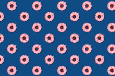 Kusursuz desen, klasik mavi üzerine Noel ağacı oyuncağı çöreği.