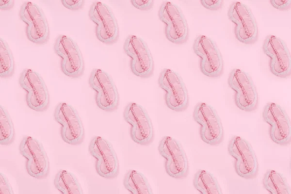 Muster der süßen rosa flauschigen Schlafmaske auf rosa Tropfen — Stockfoto
