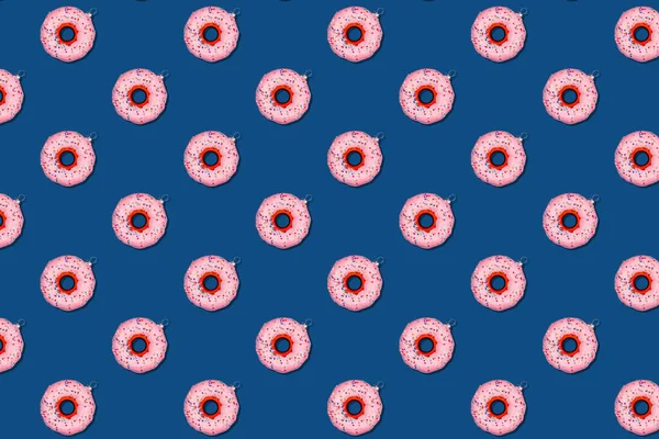 Seamless pattern with Christmas tree toy donut on classic blue — Stock Photo, Image