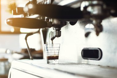 Barista kahve yapıyordum. Özel cam dökme espresso.