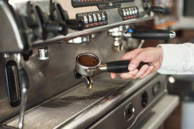 Espresso yapma ve espresso basıldığında önce kavrama doğru tutarak.