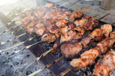 Kebab, pişmiş bir açık ateş üzerinde kömürler üzerinde