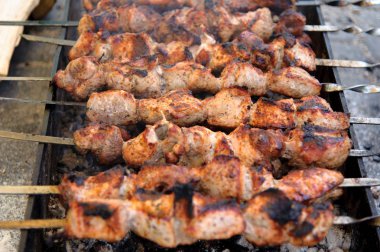 Kebab, pişmiş bir açık ateş üzerinde kömürler üzerinde