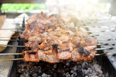 Kebab, pişmiş bir açık ateş üzerinde kömürler üzerinde