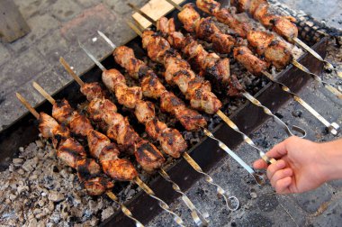 Kebab, pişmiş bir açık ateş üzerinde kömürler üzerinde