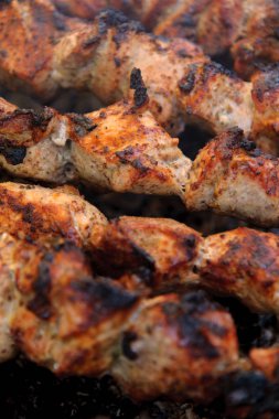 Kebab, pişmiş bir açık ateş üzerinde kömürler üzerinde