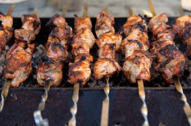 Kebab, pişmiş bir açık ateş üzerinde kömürler üzerinde