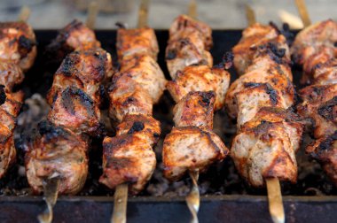 Kebab, pişmiş bir açık ateş üzerinde kömürler üzerinde