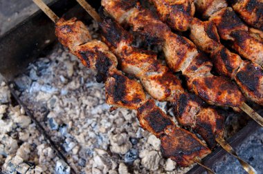 Kebab, pişmiş bir açık ateş üzerinde kömürler üzerinde