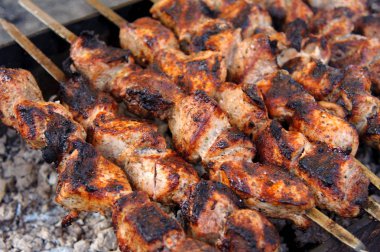Kebab, pişmiş bir açık ateş üzerinde kömürler üzerinde