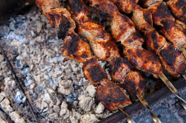 Kebab, pişmiş bir açık ateş üzerinde kömürler üzerinde
