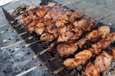 Kebab, pişmiş bir açık ateş üzerinde kömürler üzerinde