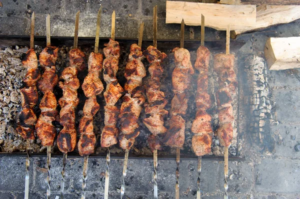 Shashlik Cocinado Sobre Fuego Abierto Sobre Las Brasas — Foto de Stock