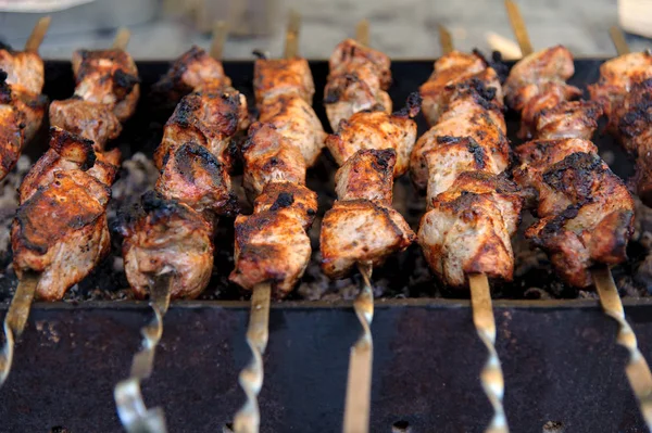 Shashlik Cocinado Sobre Fuego Abierto Sobre Las Brasas —  Fotos de Stock