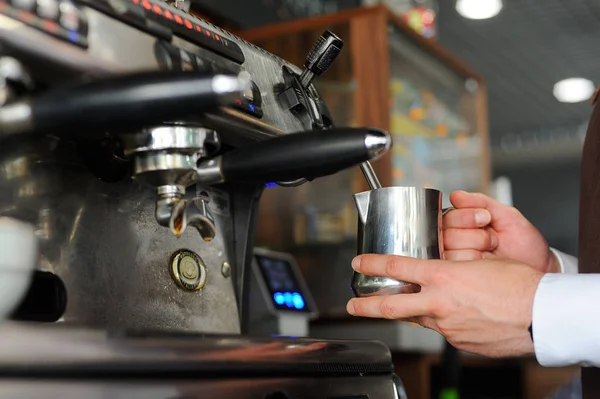 Barista Att Göra Kaffe Prepairing Mjölk För Cappuccino — Stockfoto