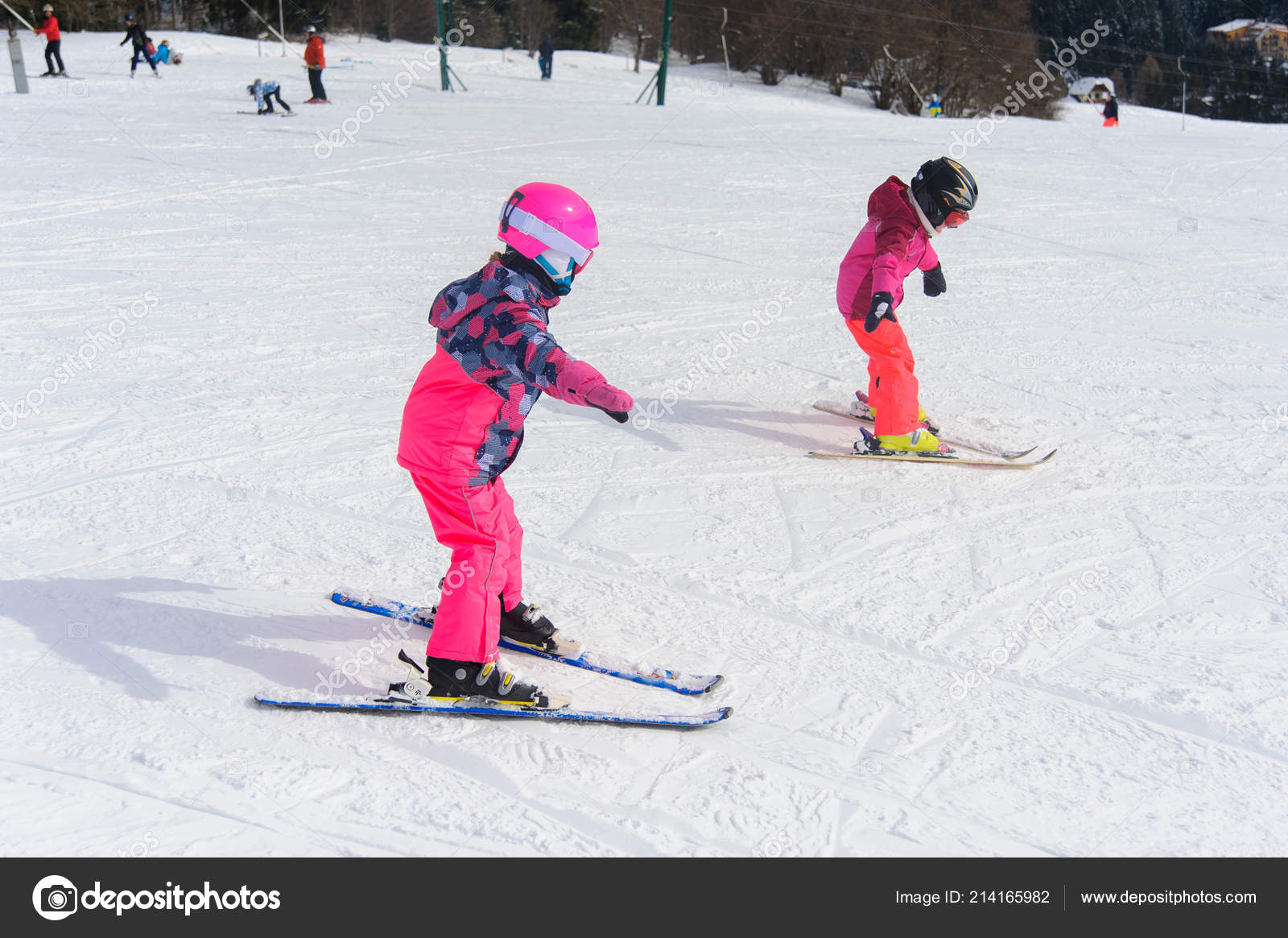 スキー場の斜面を下る若い子供たちを教えるインストラクター 無料のストック写真 C Lisovoy