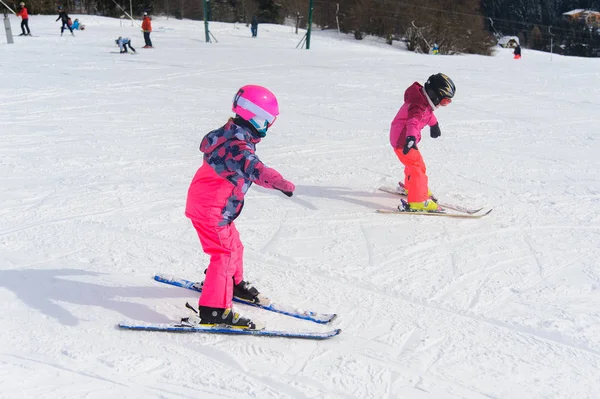 Instructor Esquí Enseñando Los Niños Pequeños Bajar Por Pista Esquí — Foto de stock gratis