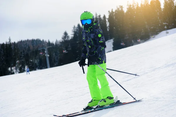 Dynamisches Bild Eines Skifahrers Auf Der Piste — kostenloses Stockfoto