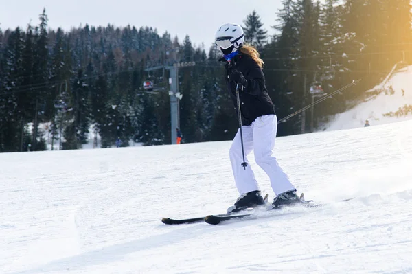 Dynamisches Bild Eines Skifahrers Auf Der Piste — kostenloses Stockfoto