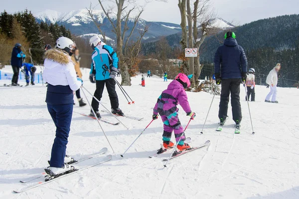 Familjen Skidåkning Skidorten Väntar Pisten Royaltyfria Stockbilder