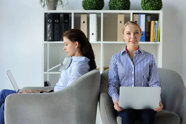 团队工作流程 两个女人带着手提电脑在开放的办公室里 业务概念 — 图库照片
