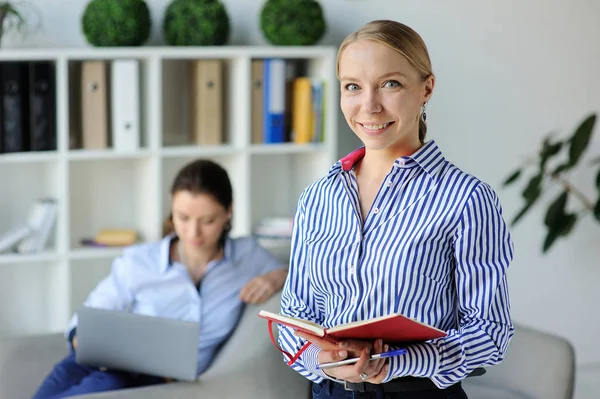 Processo Lavoro Squadra Due Donne Con Computer Portatile Nell Ufficio — Foto Stock