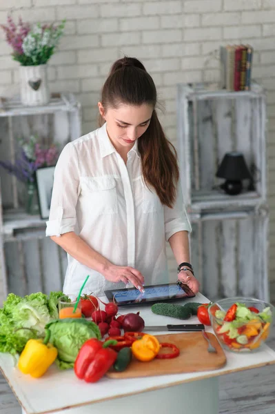 Ung Kvinna Matlagning Hälsosam Mat Grönsakssallad Kost Hälsosam Livsstil Matlagning Royaltyfria Stockbilder