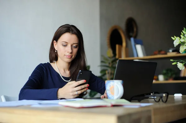 Retrato Una Mujer Negocios Seria Usando Ordenador Portátil Oficina — Foto de Stock