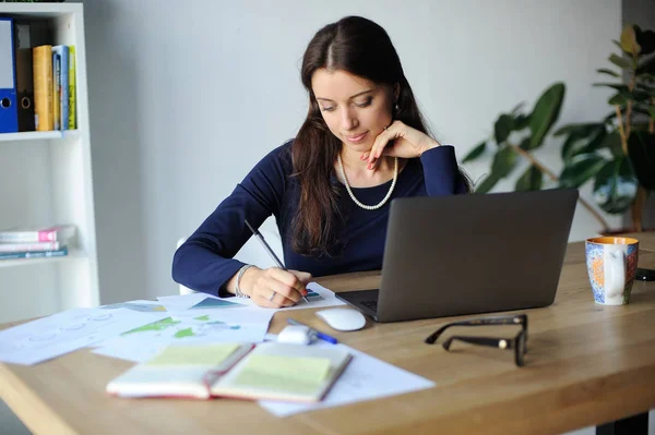 Retrato Una Mujer Negocios Seria Usando Ordenador Portátil Oficina — Foto de Stock