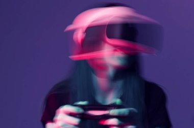 Sanal gerçeklik kulaklığı kullanan mutlu genç bir kadın.