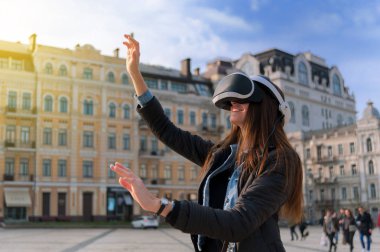 Güzel genç esmer bir u sanal gerçeklik kulaklık giyiyor