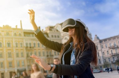 Güzel genç esmer bir u sanal gerçeklik kulaklık giyiyor